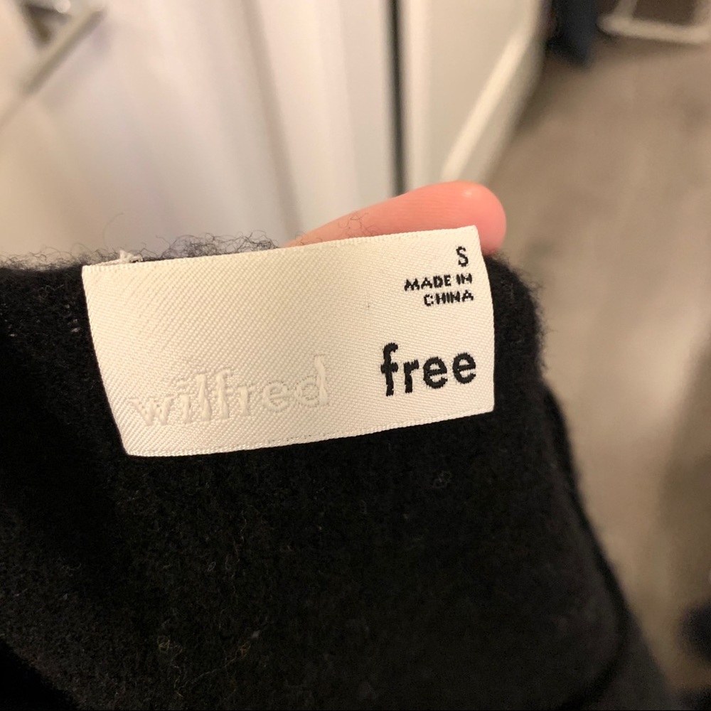 Aritzia Wilfred Free V-Neck Sweater - Picture 2 of 4